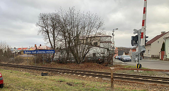 V Bakov nad Jizerou vlak táhl zaklínného mue. (19. prosince 2021)