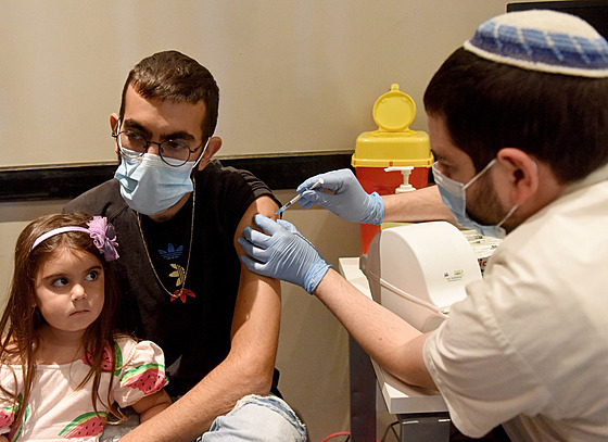 Zdravotník v  Jeruzalém podává mui vakcínu proti covidu-19. (27. záí 2021)