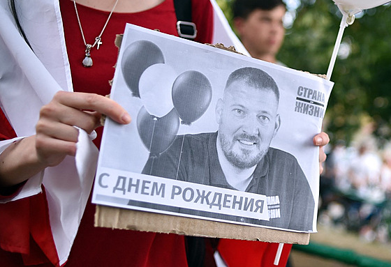 ena na demonstraci v Minsku drí snímek vznného blogera Sjarheje...