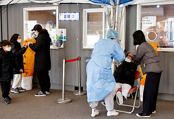 Lidé ekají v Soulu ve front na testování pítomnosti koronaviru. (8. prosince...