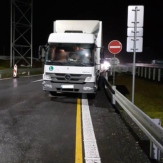Odstavené kamiony na nájezdech a sjezdech z D1 nebo v odstavných  pruzích jsou...