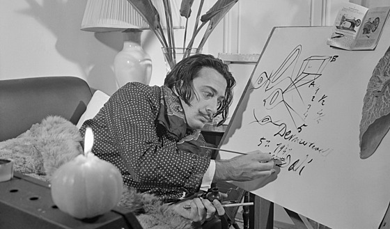 Rychle, ne to z mysli utee. Salvador Dalí v okamiku, kdy maluje mylenku,...