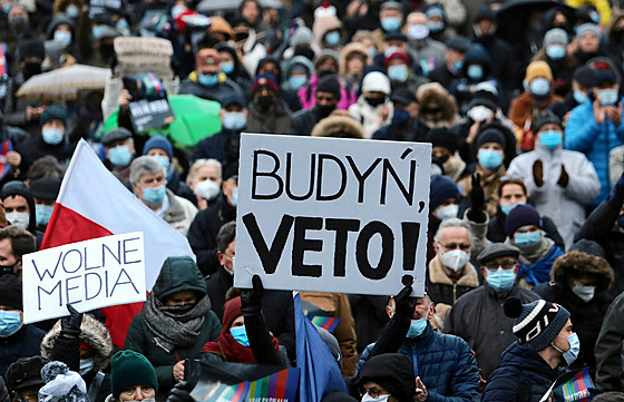 Lidé v Polsku protestují proti kontroverznímu mediálnímu zákonu. (19. prosince...