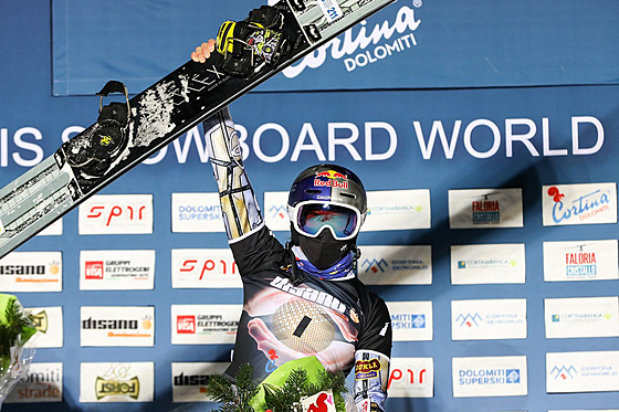 Ester Ledecká oslavuje vítzství na závodech Svtového poháru ve snowboardovém...
