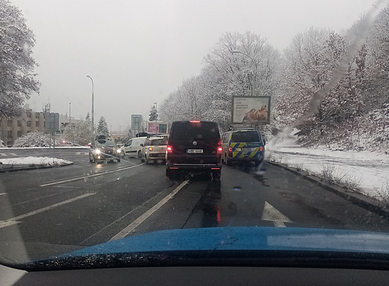 9. prosince se na kiovatce ulic Turistická a Pod Stadiony stala dopravní...