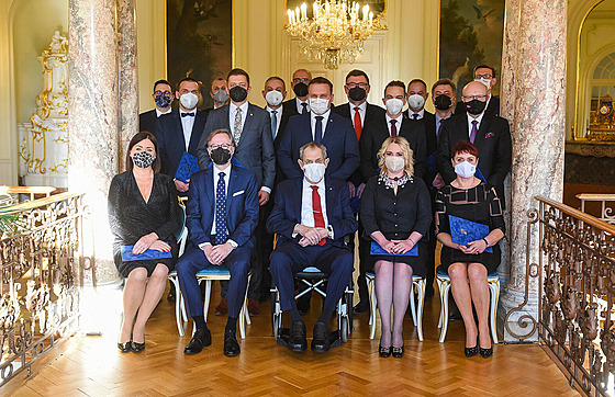Petr Fiala a jeho kabinet po jmenování prezidentem Miloem Zemanem v Lánech....