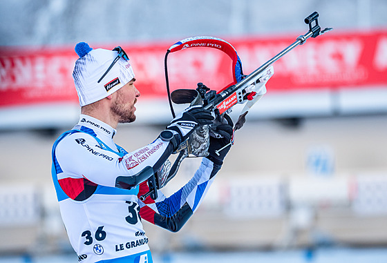 Michal Krmá se chystá na stelbu ve sprintu v Le Grand-Bornand.