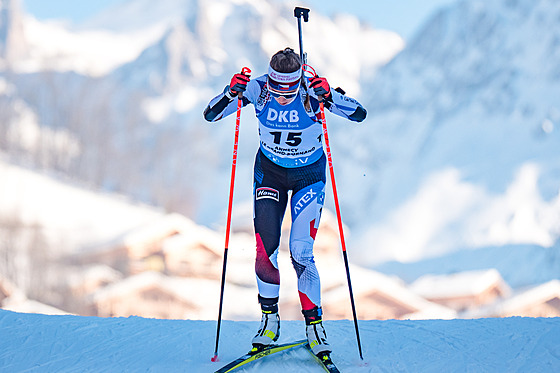 Jessica Jislová na trati stíhacího závodu v Le Grand-Bornand