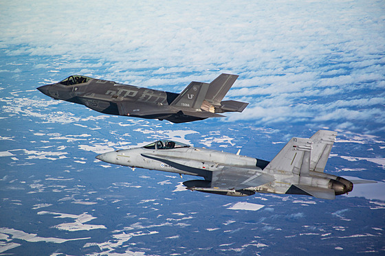 Letoun F-35 a stroj F/A-18 Hornet finských vzduných sil