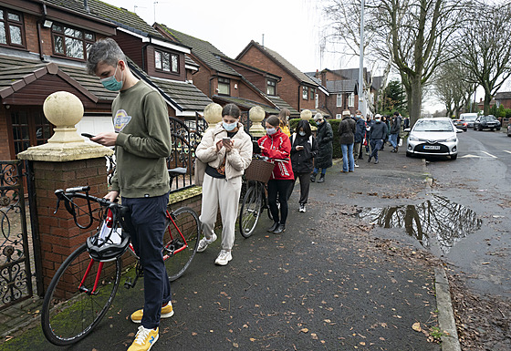 P�ed o�kovacími centry v Británii se tvo�í fronty. Britský premiér Boris...