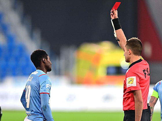 Rozhod�í Dalibor �erný ukazuje �ervenou kartu v utkání Slavie v Ostrav�. Dostal...