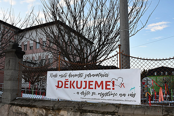 Plachta na plot krnovské nemocnice, která oceuje práci zdravotník