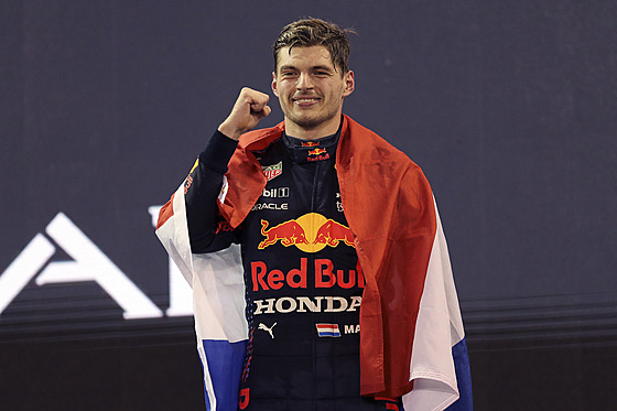 Max Verstappen slaví své vítzství v posledním závod sezony a k tomu titul...