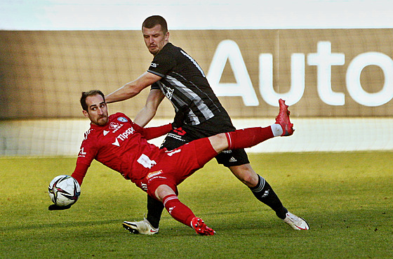 Budějovický Benjamin Čolič v souboji s olomouckým Ondřejem Zmrzlým.