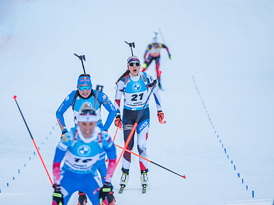 Jessica Jislová finiuje v hromadném závod v Le Grand-Bornand.