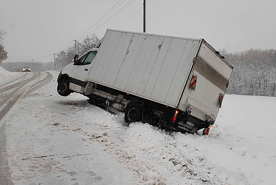 Sníh komplikuje dopravu na jihu Moravy. (9. prosince 2021)