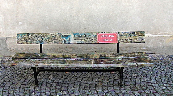 Havlova lavička je cílem vandalů.
