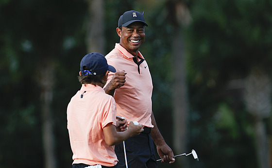 Tiger Woods se synem Charliem na turnaji PNC Championship.