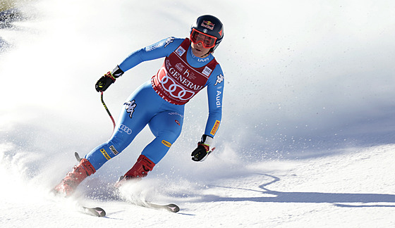 Sofia Goggiaová v cíli superobího slalomu ve Val D'Isere.