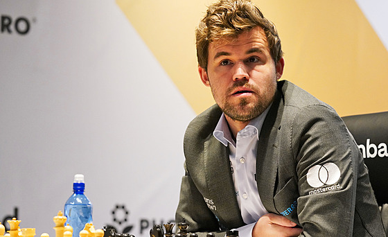 Norský achista Magnus Carlsen ped zaátkem poslední partie zápasu o titul...