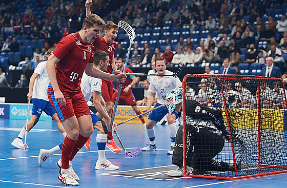 Marek Bene (v popedí) se raduje z gólu v semifinálovém duelu s Finskem.
