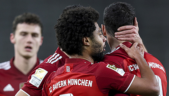 Serge Gnabry z Bayernu Mnichov slaví se spoluhrái gól v duelu se Stuttgartem.