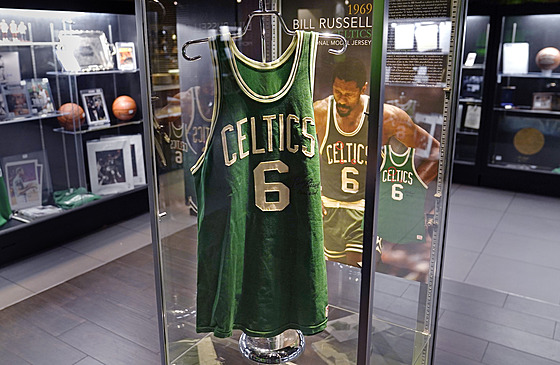 Bill Russell v prosinci 1969 nastoupil za Boston Celtics v dresu, který se o...