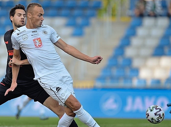 Pavel Dvo�ák v bílém královéhradeckém dresu b�hem utkání s Jabloncem