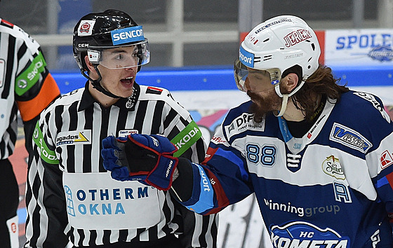 Rozhodí Petr imánek a Peter Mueller z Komety Brno.