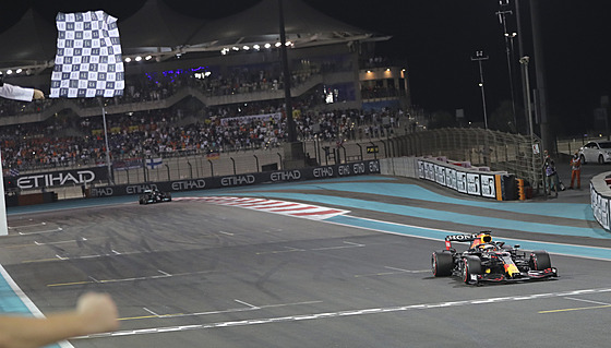 Cíl Velké ceny Abú Zabí formule 1: první je Max Verstappen, a za ním je Lewis...