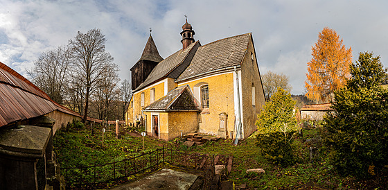 Chátrající kostelík v Horním áru