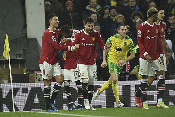 Fotbalisté Manchesteru United se v utkání s Norwichem radují z gólu, který...