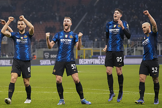 Fotbalisté Interu Milán se radují z vítzství a skoku na první píku italské...