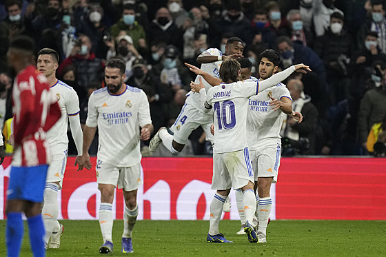 Fotbalisté Realu Madrid se radují z gólu, který v derby s Atlétikem vstelil...