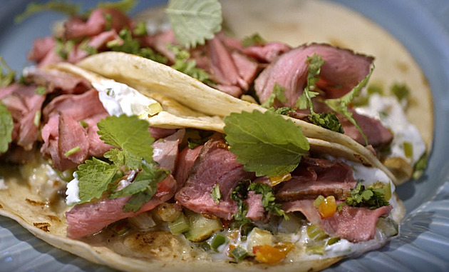 Zbývá vám po grilování maso i zelenina? Dejte jim nový život v podobě tacos