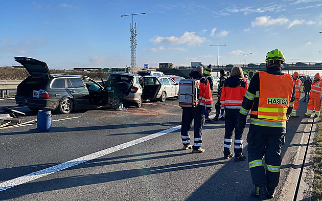Na hlavním tahu z Karlových Varů do Prahy se srazilo 13 aut, doprava stojí