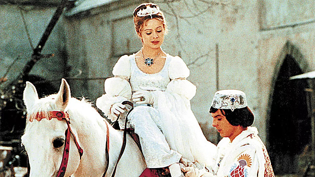 FOTODUEL: Nejikoničtějším filmovým kostýmem jsou Popelčiny svatební šaty