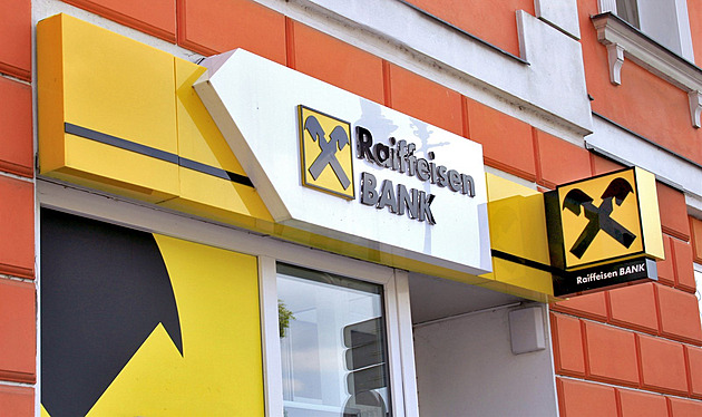 Ukrajina ustoupila Rakušanům, Raiffeisen Bank už nepovažuje za sponzora války