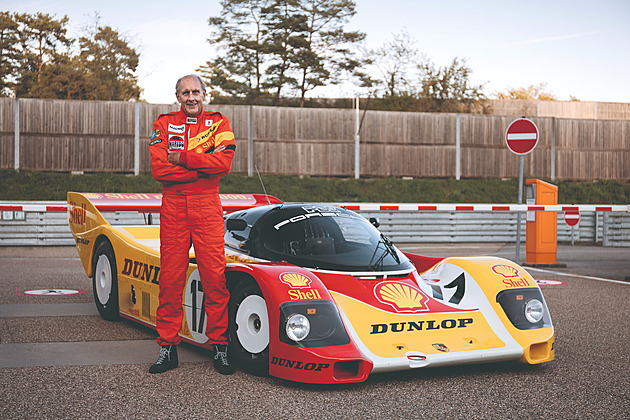 Hans-Joachim Stuck se svým Porsche 962 C. Podle údaj Porsche je pilotem,...