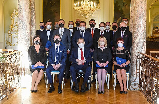 Petr Fiala a jeho kabinet po jmenovn prezidentem Miloem Zemanem v Lnech....