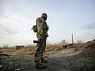Ukrajinský voják na bojových pozicích v Luhanské oblasti (7. prosince 2021)