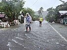 Na Filipíny udeil silný tajfun, desítky tisíc lidí se musely evakuovat. (17....