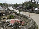 Na Filipíny udeil silný tajfun, desítky tisíc lidí se musely evakuovat. (17....