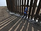 Americký Texas zahájil stavbu zdi na hranici s Mexikem. (18. prosince 2021)