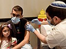 Zdravotník v  Jeruzalém podává mui vakcínu proti covidu-19. (27. záí 2021)