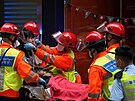 Hasii zachraují lidi z hongkongského World Trade Centre, které bylo zasaeno...