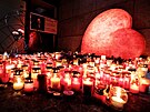 Lidé pokládají sví�ky k pam�tnímu místu na nám�stí Václava Havla u Národního...