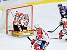 Hokejová extraliga, 26. kolo, Kladno - Pardubice. Milan Klouek zasahuje, akci...