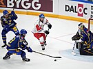 eský útoník Jan Ková se snaí napadat védské hokejisty.