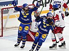 védtí hokejisté Emil Petterson a Pontus Holmberg (s rukavicí na oblieji) se...